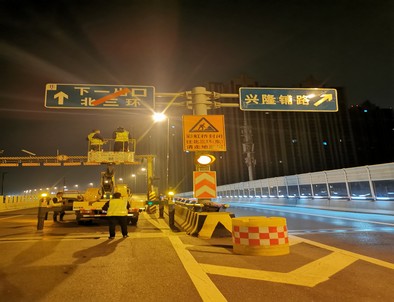 济南郑州市北三环彩虹桥交通标志牌安装现场